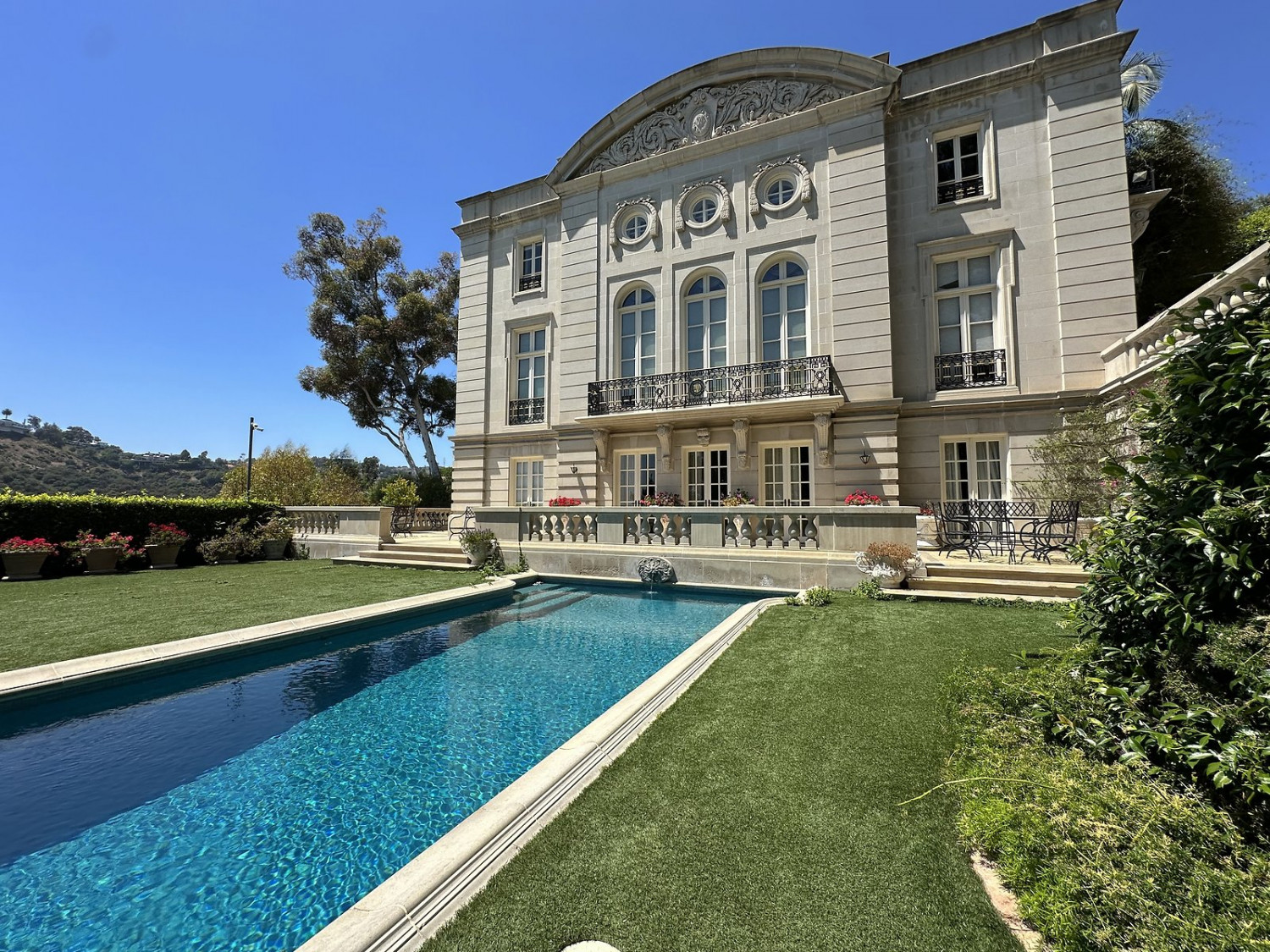 Private estate with pool — Beverly Hills